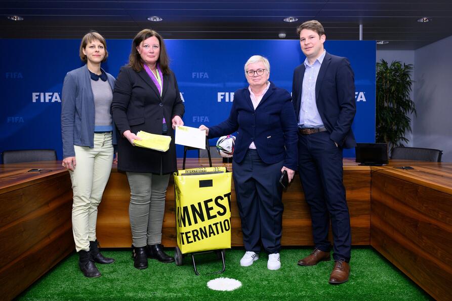 Amnesty overleverer 280k underskrifter hos FIFA i Zürich
