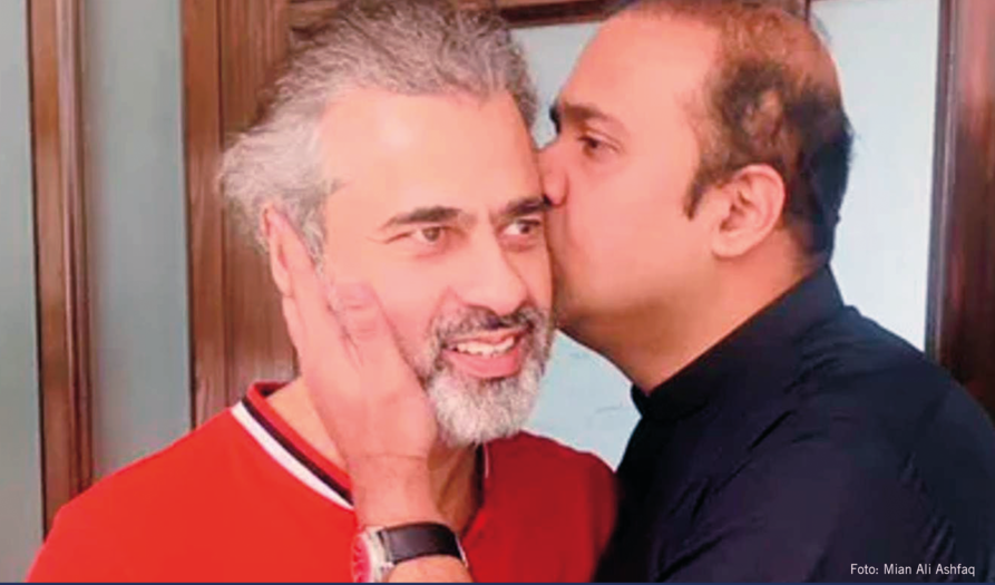 Imran Riaz Khan får et kyss på kinnet av advokaten sin.