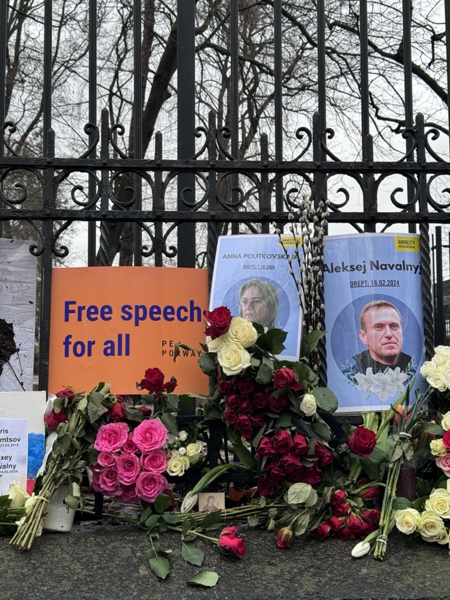 Minnesmarkering for Navalnyj utenfor den Russiske ambassaden i Norge.