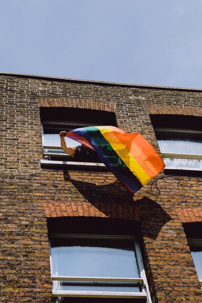 Regnbueflagg i vinduet