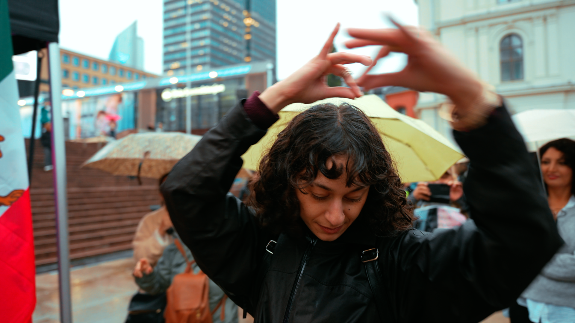 Jente som danser med hendene over hodet på Jernbanetorget.
