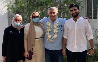 Nabeel Rajab sammen med sin kone, datter og sønn etter at han ble løslatt fra fengsel 9. juni 2020 fengsel