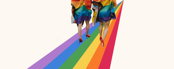 Bilde av to personer som går en regnbue
