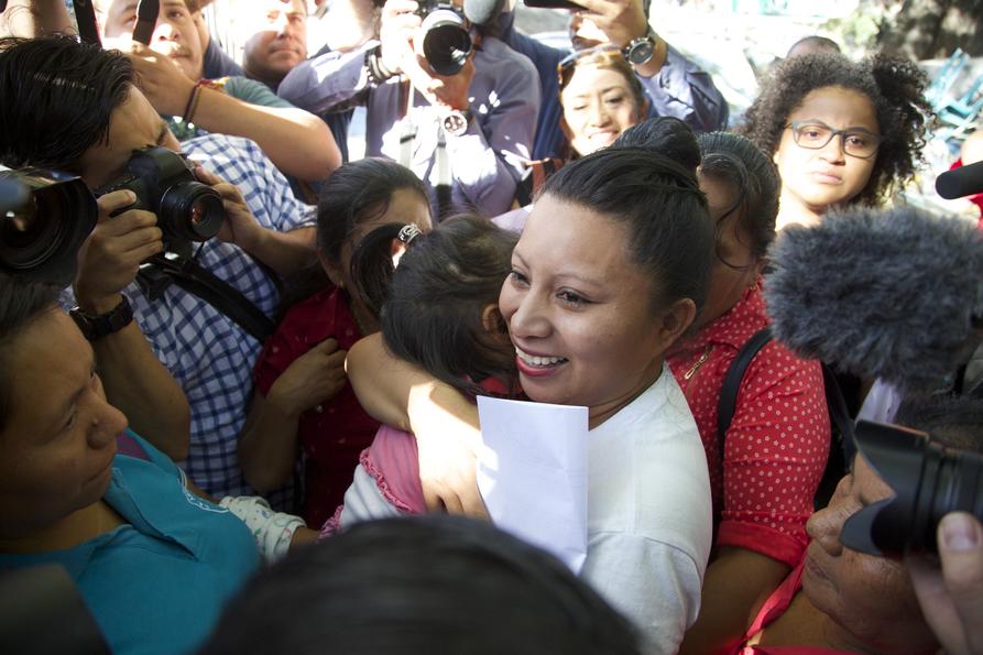 Teodora Vasquez klemmer niesen sin etter å ha blitt løslatt fra fengsel. Hun smiler og gråter gledestårer. Pressen tar bilder av henne og familien.