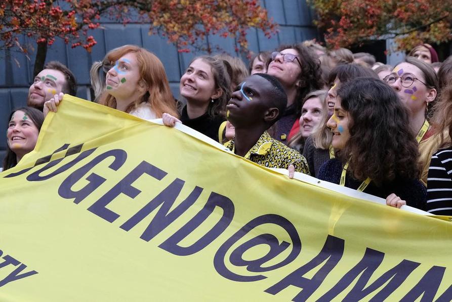 Ungdommene protesterer mot tyske overvåkningsplaner.