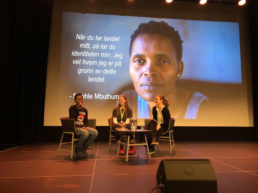 Nonhle Mbuthuma intervjuet av ungdomsrådets ledere