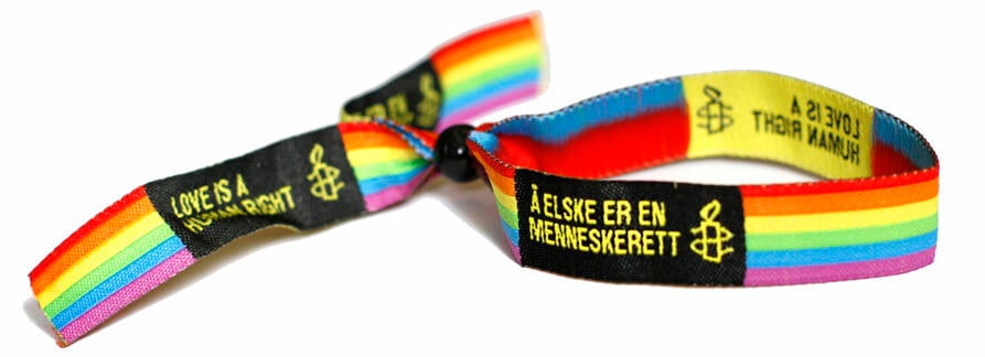 Produktbilde av Amnestys regnbuearmbånd.