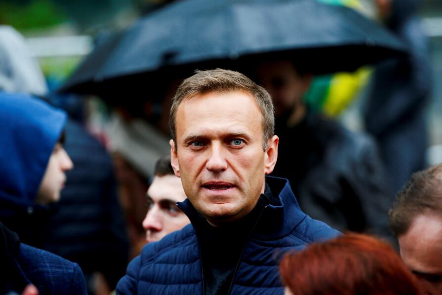 Bildet viser Aleksej Navalnyj, en brunhåret mann med blå jakke