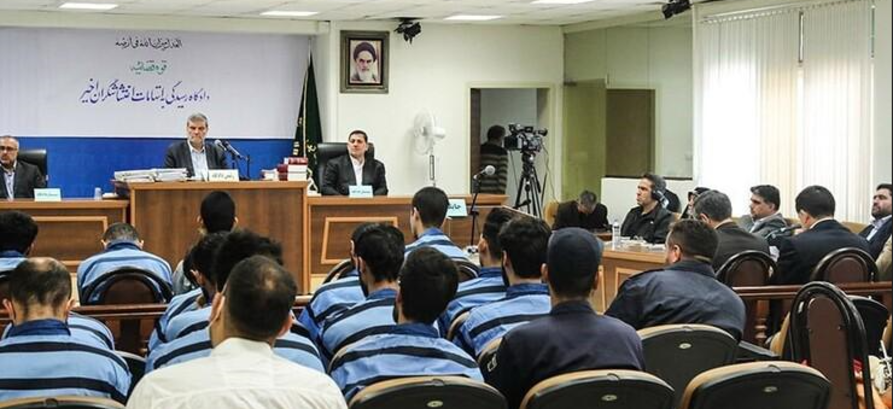 Menn sitter i en rettsal i Iran