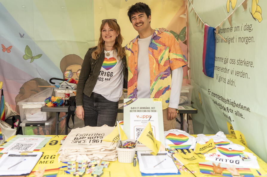 To amnesty aktivister p&aring; stand under Regnbuedagene i Bergen