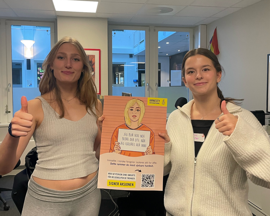 To aktivister med en plakat for bedre soningsforhold i norske fengsler