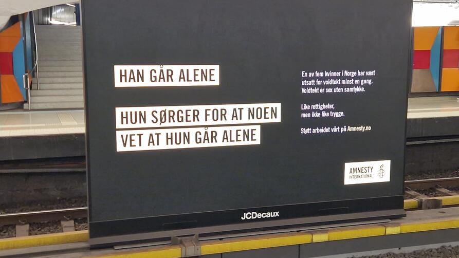 Lag gjerne egne plakater med inspirasjon fra v&aring;re boards: Han g&aring;r alene - Hun s&oslash;rger for at noen vet at hun g&aring;r alene. 