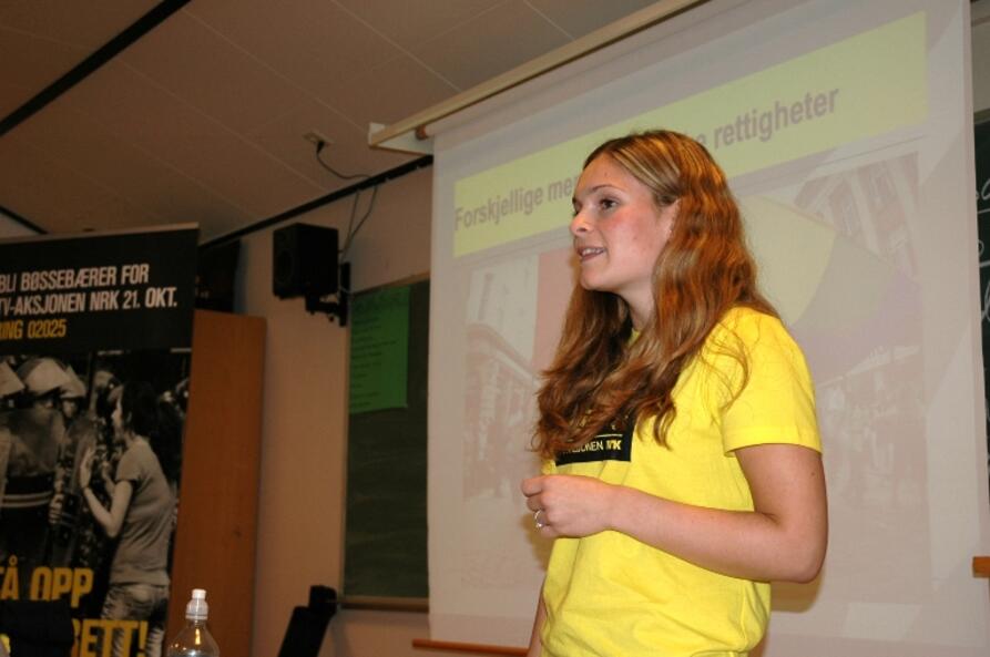 Amnestyaktivist snakker foran et klasserom