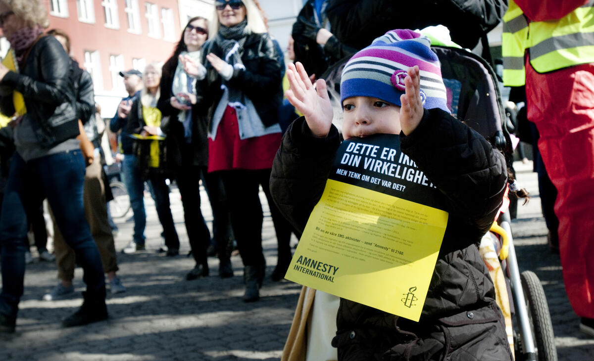 Et barn deltar på demonstrasjon på Youngstorvet i Oslo.
