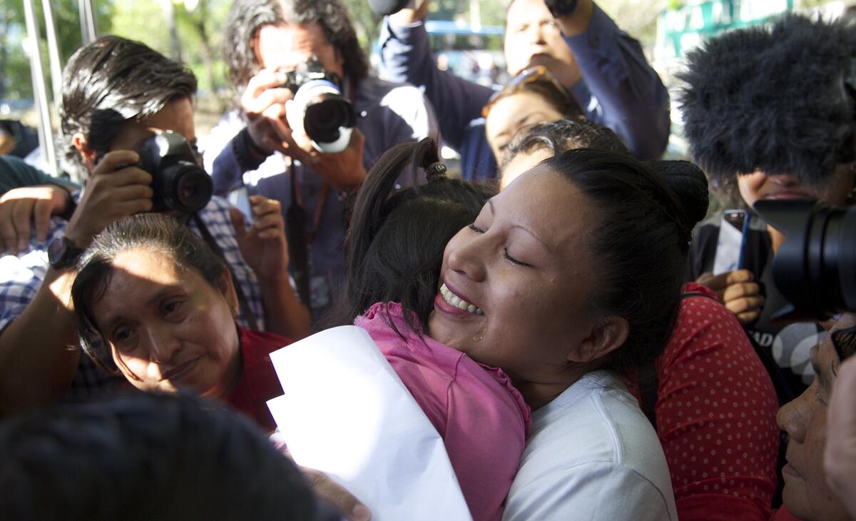 Teodora Vasquez klemmer niesen sin etter å ha blitt løslatt fra fengsel. Hun smiler og gråter gledestårer. Pressen tar bilder av henne og familien.