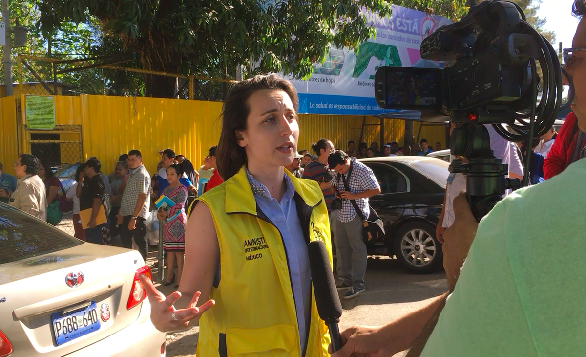 Etterforsker for Amnesty i Mexico, Lea Reus, blir intervjuet av CNN foran kvinnefengselet Ilopongo i San Salvador.  