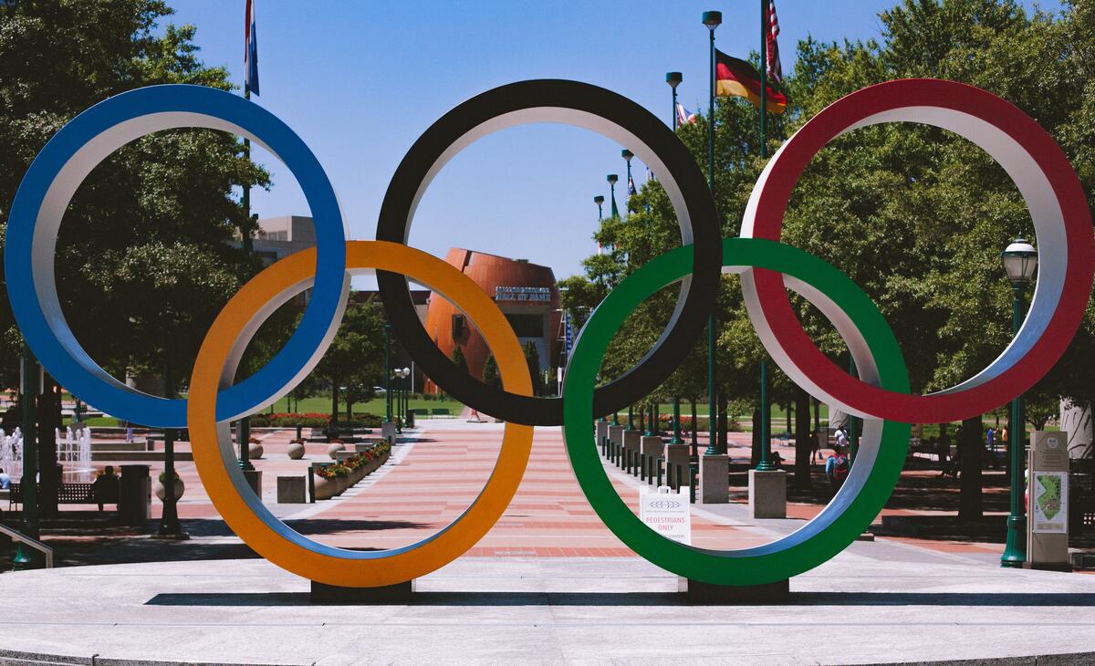 Bildet viser OL-ringene i blå, sort, rød, gul, grønn
