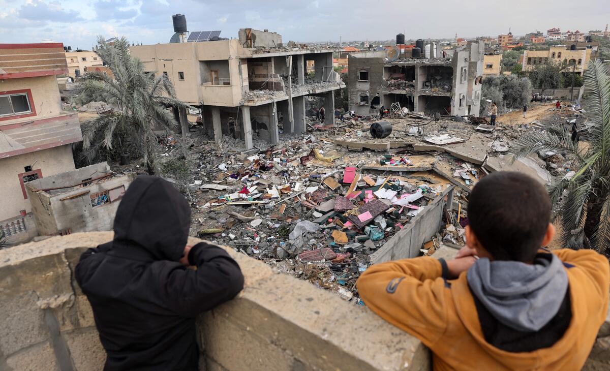 To gutter ser på ruiner i Rafah i Gaza