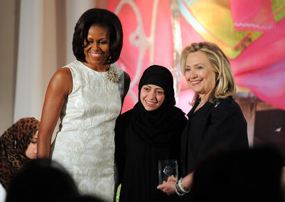 Bilde av Michelle Obama, Samar Badawi og Hillary Clinton