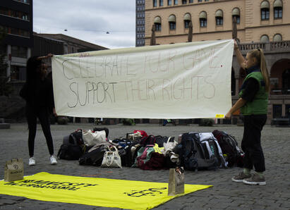Amnestyaktivister aksjonerte for menneskerettighetene f&oslash;r fotball-VM i Qatar i 2021. Her st&aring;r de med et stort banner p&aring; Youngstorget i Oslo
