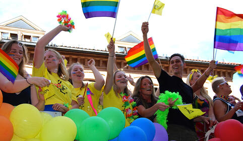 Folk danser og vinker under Pride-paraden i Oslo