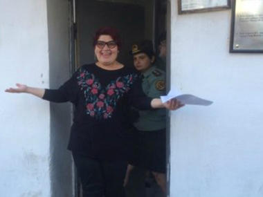 Khadija smiler til pressen idet hun blir løslatt fra fengsel.
