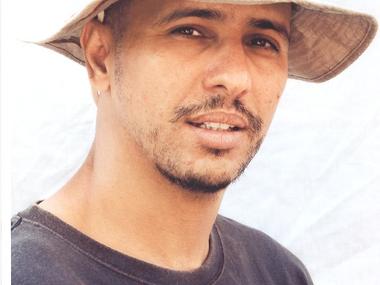 Portrettbilde av Mohammedou i t-skjorte og hatt. 