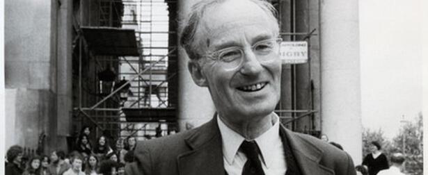 Peter Benenson smiler. Bildet er i sort-hvitt.