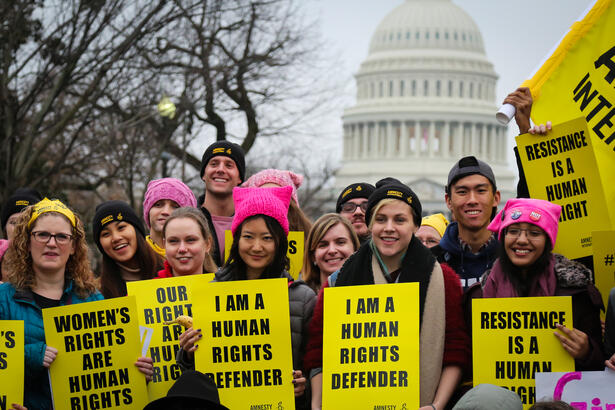 Amnesty-aktivister og støttespillere med plakater "I am a human rights defender". 
