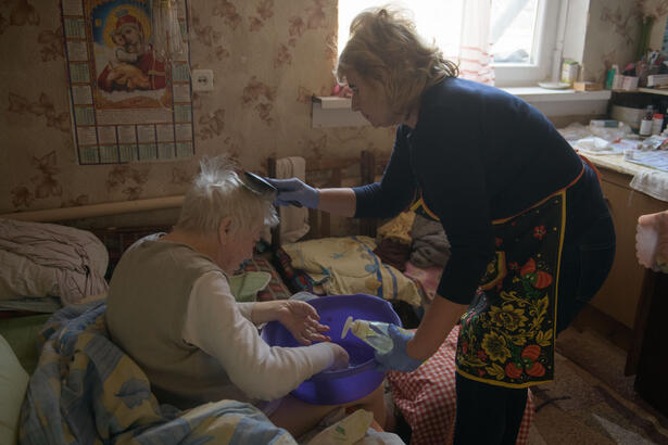 Dame børste håret på en eldre ukrainsk dame