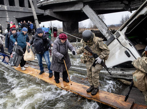 Ukrainske soldater hjelper mennesker