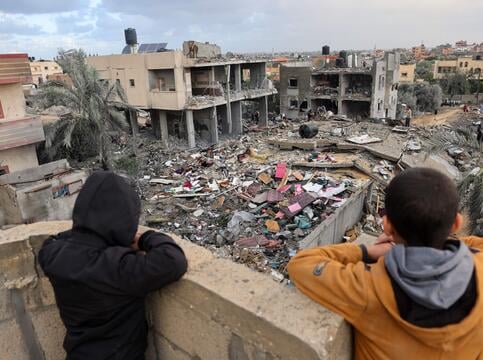 To gutter ser på ruiner i Rafah i Gaza